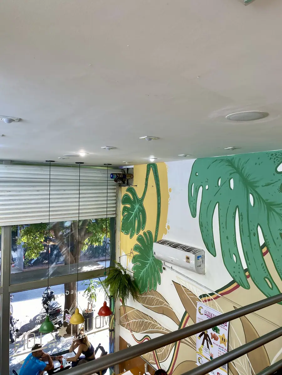 Escada e mezanino com painel de folhagens